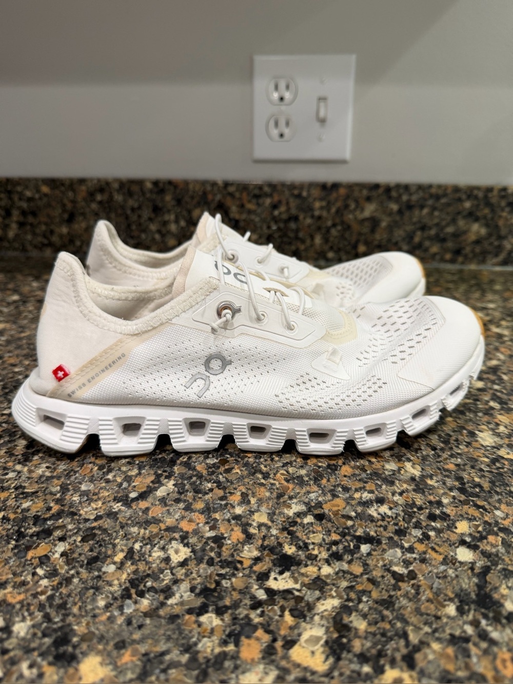 On Running Women's Cloudswift White Running Shoes 7.5